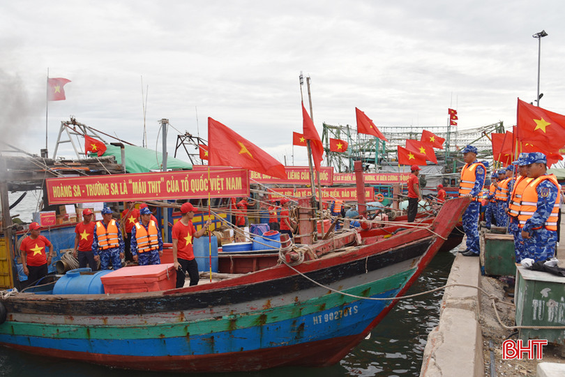 LLVT và ngư dân Lộc Hà diễn tập phương án tàu thuyền dân sự thực hiện nhiệm vụ quốc phòng, bảo vệ chủ quyền biển đảo. DSC_4002 - Copy.JPG