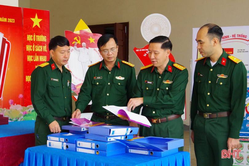 Đại tá Võ Quang Thiện (thứ 2 từ phải qua trái) kiểm tra hồ sơ, giáo án QP-AN của các cơ quan, đơn vị ở Cẩm Xuyên. đại tá Thiện kiểm tra giáo án, bái giảng QP an ninh của các đơn vị - Copy.jpg