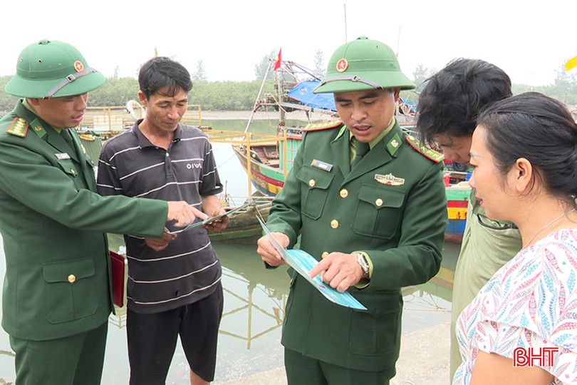 Các đơn vị biên phòng tuyến biển đang tập trung tăng cường tuyên truyền, nhắc nhở ngư dân chấp hành nghiêm các quy định về đánh bắt hải sản. 1 - Copy.jpg