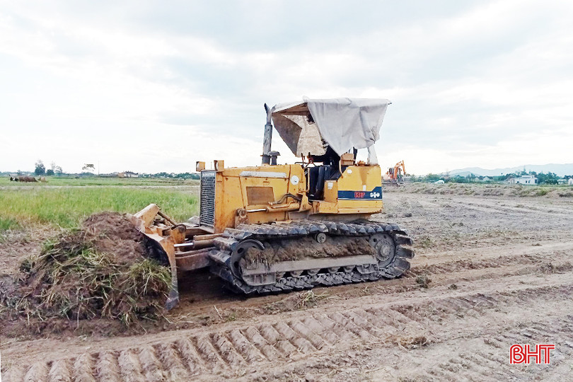 Trong 1 tháng vừa qua, máy móc hoạt động liên tục trên các cánh đồng xã Phù Lưu. pl3 - Copy.jpg