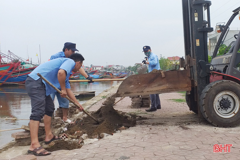 Ban Quản lý Các cảng cá và Khu neo đậu tránh trú bão tàu cá sửa chữa, nâng cấp một số vị trí hư hỏng, xuống cấp ở khu vực âu thuyền. 1 - Copy.jpg