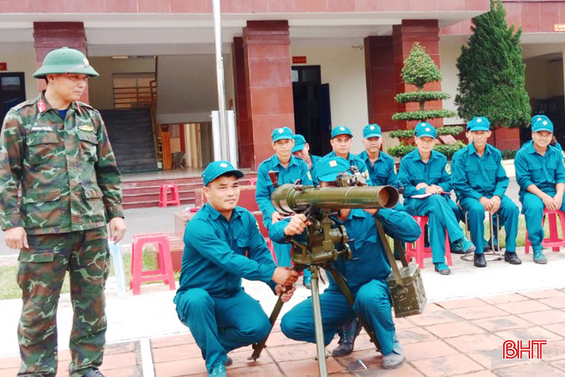Lực lượng Phân đội DKZ của dân quân cơ động Hương Khê nỗ lực thi đua "vượt nắng, thắng mưa", quyết tâm giành kết quả cao trong diễn tập khu vực phòng thủ huyện năm 2024. Anh 10 (6) - Copy.jpg