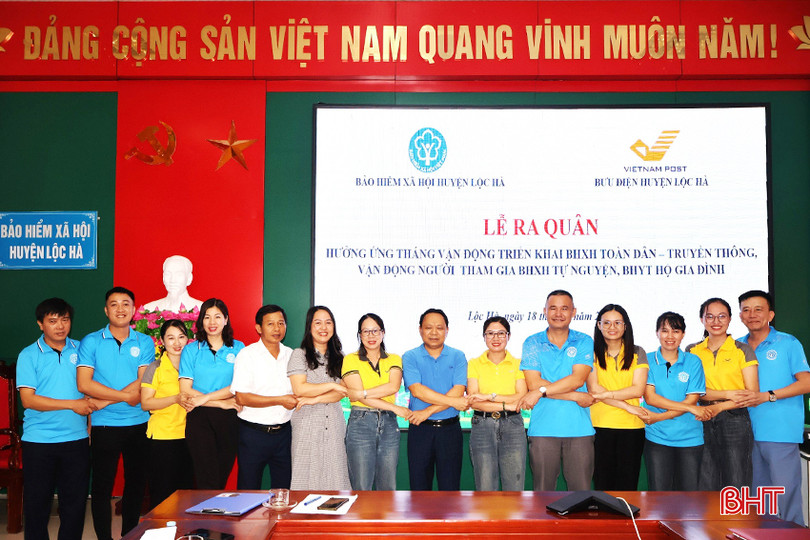 BHXH huyện Lộc Hà phối hợp Bưu điện huyện và các tổ chức đoàn thể ra quân đợt cao điểm tuyên truyền, vận động người dân tham gia BHXH tự nguyện. 1 - Copy.jpg