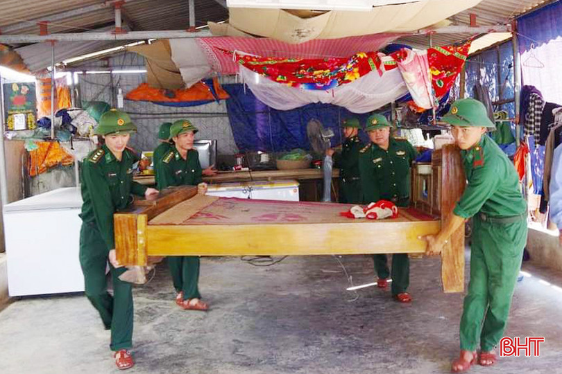 Cán bộ, chiến sĩ Đồn Biên phòng Cửa Sót giúp đỡ người dân ở vùng xung yếu của xã Thạch Kim di dời tài sản, đồ gia dụng trước mưa bão năm 2023. 3 - Copy.jpg