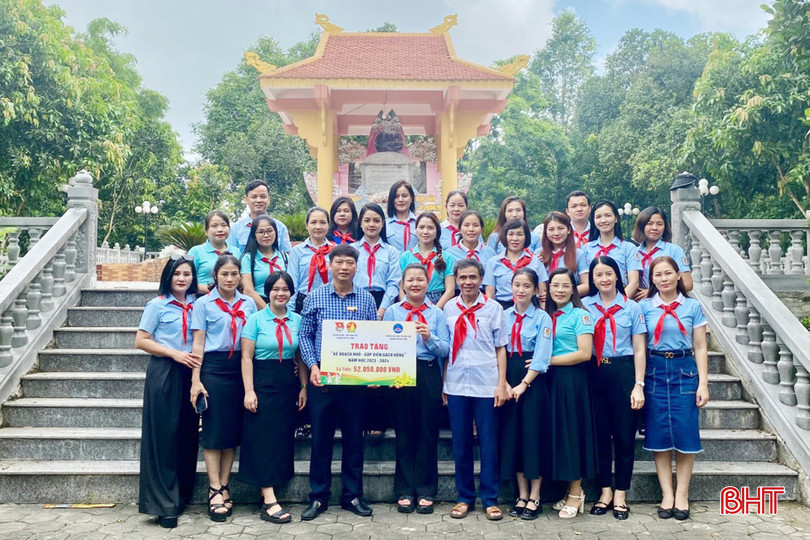 Hội đồng đội TP Hà Tĩnh trao tặng 52 triệu đồng ủng hộ tôn tạo Khu chứng tích chiến tranh trường cấp 2 Hương Phúc (huyện Hương Khê). z5441460853685_f2ddf80e56bdc3fd843b58f1070aef5c.jpg