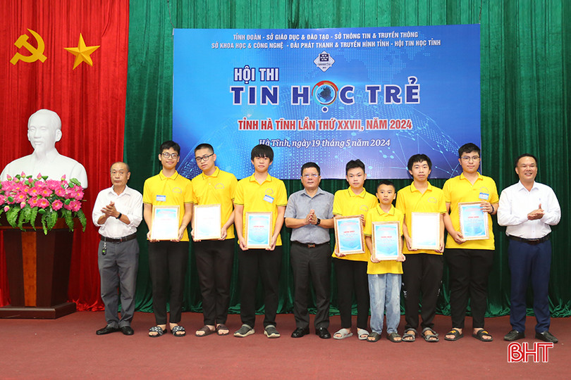 ...trao 6 giải nhì. aIMG_4303.jpg