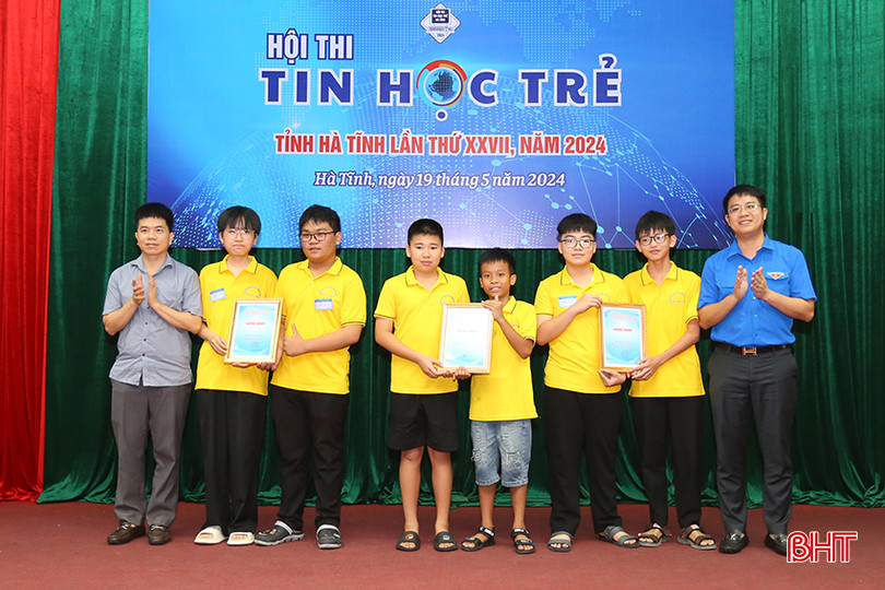 Ban Tổ chức cũng đã trao 3 giải nhất... aIMG_4319.jpg