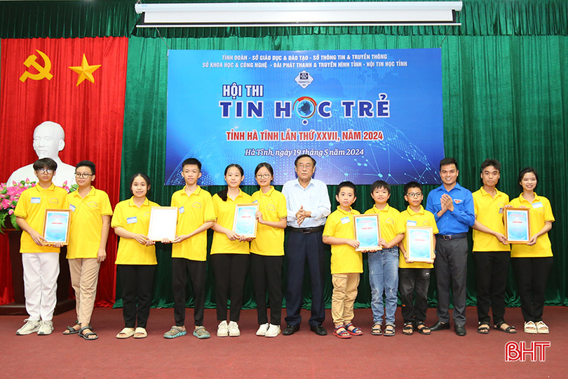 ...và 3 giải giải nhì, 3 giải ba cho các thí sinh ở phần thi sản phẩm sáng tạo. aIMG_4315.jpg