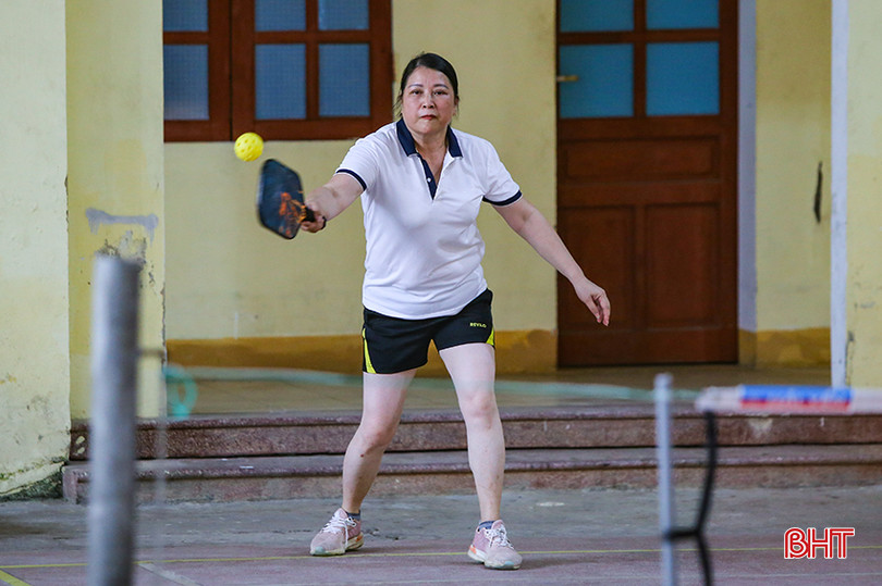 Chị Lê Thị Thành bắt nhịp khá nhanh với môn Pickleball. aIMG_3004.jpg