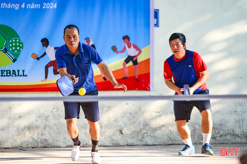 Các thành viên CLB Pickleball Xí nghiệp Dịch vụ Điện lực Hà Tĩnh luyện tập đều đặn sau giờ làm việc. aIMG_2974.jpg