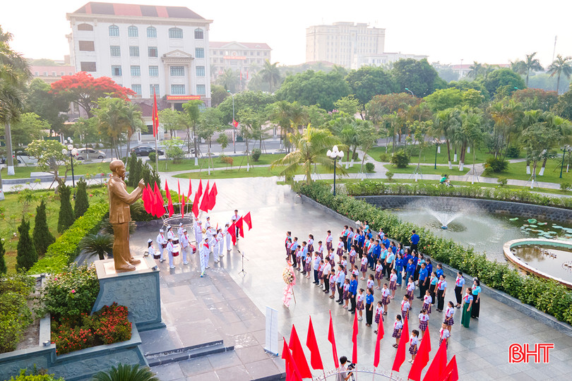 Đoàn đại biểu dâng hoa trước tượng đài Bác Hồ. aDJI_0270.jpg