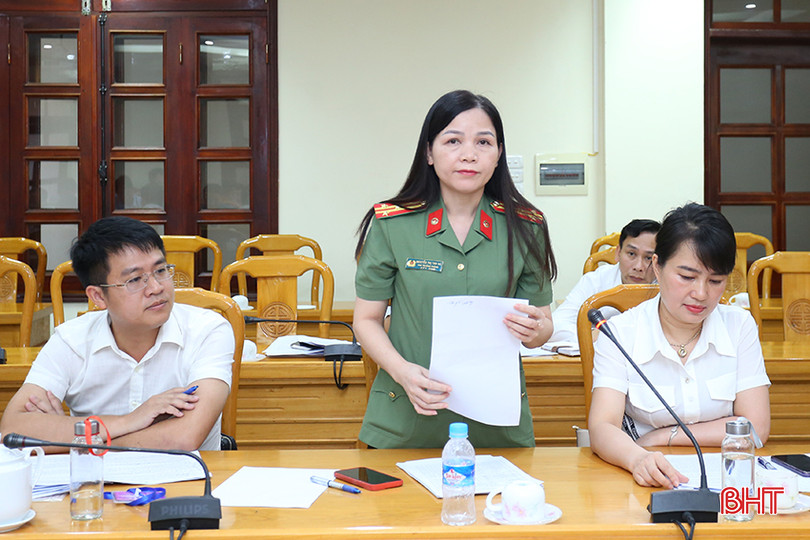 Đại diện công an tỉnh trình bày kế hoạch đảm bảo an ninh trật tự, an toàn cho các kỳ thi. aIMG_4574.jpg