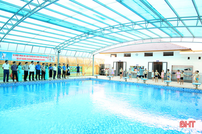 Đại biểu tham dự lễ khai giảng lớp dạy bơi, học bơi của Trường Tiểu học Yên Hồ tại bể bơi của nhà trường. aIMG_4379.jpg
