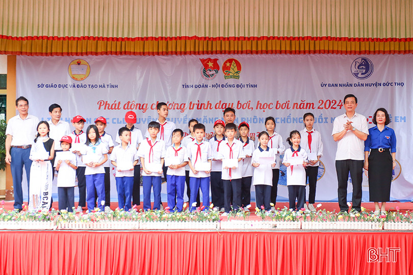Ban Tổ chức trao tặng 20 suất quà cho các bạn học sinh có hoàn cảnh khó khăn tại Trường Tiểu học Yên Hồ, Tiểu học Quang Vĩnh và THCS Nguyễn Biểu. aIMG_4350.jpg