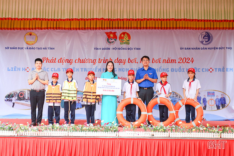 Ban Tổ chức hỗ trợ Trường Tiểu học Yên Hồ tổ chức 1 khóa dạy bơi miễn phí và các thiết bị dạy bơi, học bơi trị giá 10 triệu đồng. aIMG_4344.jpg