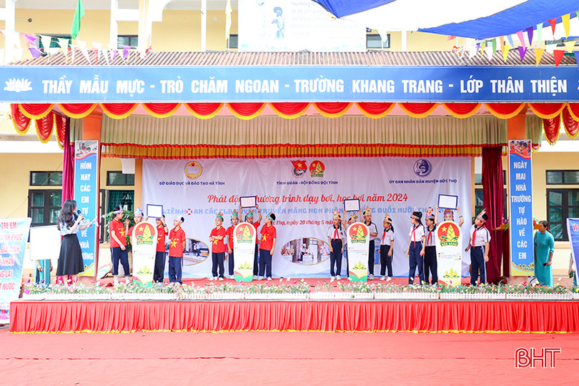 Tại chương trình cũng đã diễn ra Liên hoan các CLB Tuyên truyền phòng, chống đuối nước cho trẻ em với sự tham dự của 4 CLB tuyên truyền măng non... aIMG_4353.jpg