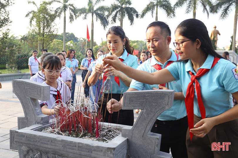 ... cùng các giáo viên tổng phụ trách Đội, đại diện hội đồng đội các cấp dâng hương tưởng niệm Bác Hồ. aIMG_3693.jpg