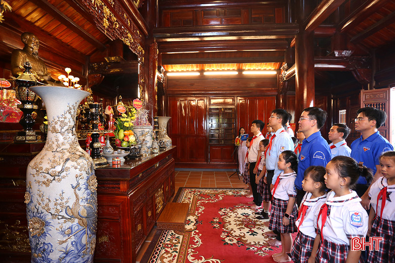 Đoàn đại biểu dâng hương tưởng niệm Chủ tịch Hồ Chí Minh. aIMG_3684.jpg