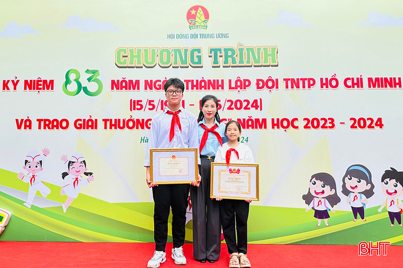 Em Lê Bảo Trung (bên trái) và Phạm Lâm Vy (bên phải) nhận Giải thưởng Kim Đồng năm học 2023-2024. az5432601331013_394671af106eec7cb72f31649bf91e08.jpg