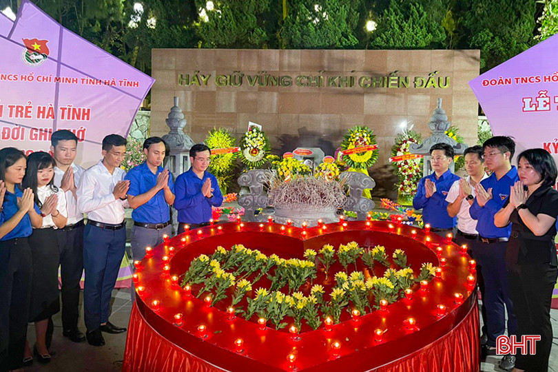 Thắp nến tri ân cố Tổng Bí thư Trần Phú. az5376489971010_65d99c2e3e949932d28fa83699e551ae.jpg