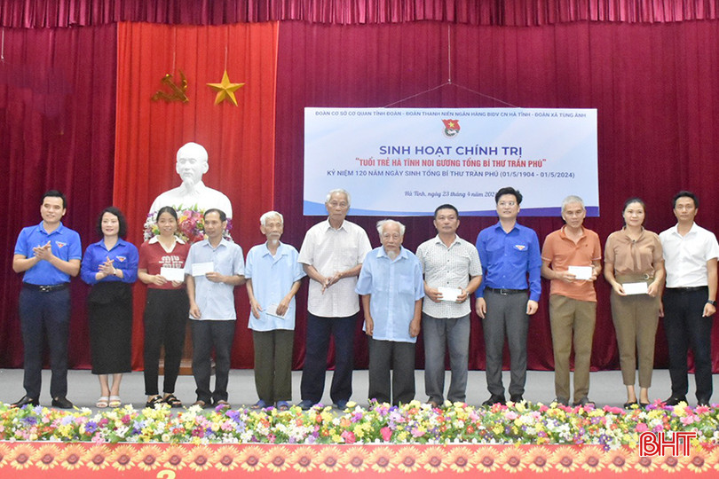 Đại diện Ban Tổ chức trao quà cho những người từng tham gia Chiến dịch Điện Biên Phủ. az5376489992266_5af9ce3528c61dcc92cd942a684665ad.jpg