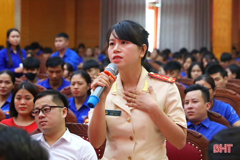 Đồng chí Phan Thị Huyên - cán bộ Công an huyện Lộc Hà chia sẻ về tinh thần dám nghĩ, dám làm, dám chịu trách nhiệm và luôn hoàn thành mọi nhiệm vụ được giao. aIMG_0803.jpg