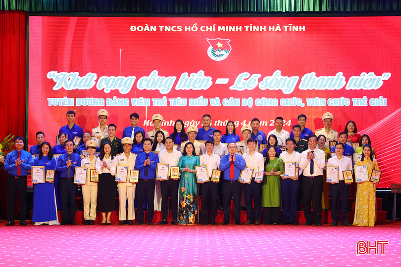 Lãnh đạo Trung ương Đoàn, lãnh đạo tỉnh Hà Tĩnh trao biểu trưng và chứng nhận cho 35 đảng viên, cán bộ công chức, viên chức trẻ giỏi. aIMG_0912.jpg