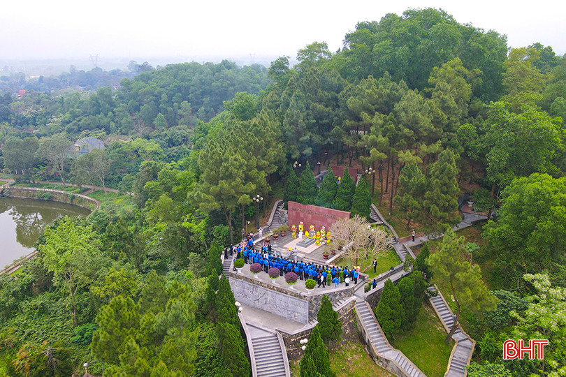 ĐVTN dâng hương tại Khu mộ cố Tổng Bí thư Trần Phú. aDJI_0963.jpg