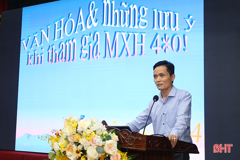Giám đốc Trung tâm Thông tin công tác Tuyên giáo Hoàng Văn Thanh trình bày chuyên đề. aIMG_1281.jpg