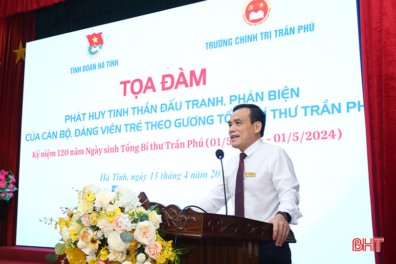 Hiệu trưởng Trường Chính trị Trần Phú - Nguyễn Trọng Tứ trao đổi tại buổi tọa đàm. aIMG_1278.jpg