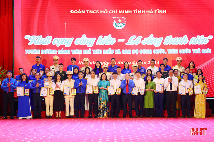 Tỉnh đoàn tổ chức chương trình “Khát vọng cống hiến - Lẽ sống thanh niên” tuyên dương đảng viên trẻ tiêu biểu, cán bộ công chức, viên chức trẻ giỏi toàn tỉnh. aIMG_0912.jpg