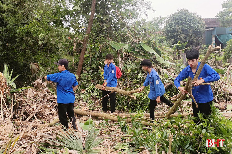 ĐVTN huyện Can Lộc hỗ trợ xóa bỏ vườn tạp cho gia đình chính sách ở thị trấn Nghèn. a5c852f60103cbe62e72d.jpg