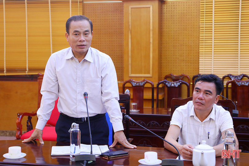 Phó Chủ tịch UBND huyện Can Lộc Nguyễn Tiến Dũng báo cáo một số nét về phong trào “Toàn dân đoàn kết xây dựng đời sống văn hóa” tại địa phương. aIMG_0660.jpg