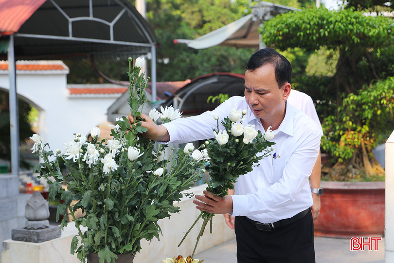 Đồng chí Nguyễn Lam - Phó Trưởng ban Dân vận Trung ương và đoàn kiểm tra dâng hương, dâng hoa tại Ngã ba Đồng Lộc. aIMG_0587.jpg