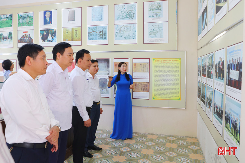 Trước đó, đoàn kiểm tra đã tới tham quan Trung tâm Bảo tồn di sản văn hóa làng Trường Lưu (xã Kim Song Trường). aIMG_0541.jpg