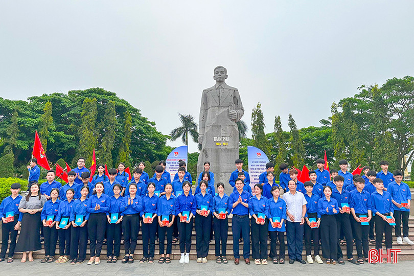 Thành đoàn Hà Tĩnh tổ chức buổi sinh hoạt chính trị "Tuổi trẻ Hà Tĩnh noi gương Tổng Bí thư Trần Phú" tại Quảng trường Trần Phú. az5386005422563_c59b09e113f34b74020dce168fc3f44e.jpg