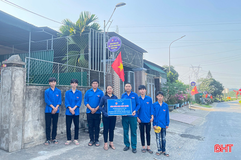 Đoàn xã Tùng Ảnh trao tặng pano tuyên truyền từ lốp xe tái chế. a164755bfb3ca1d9444db.jpg