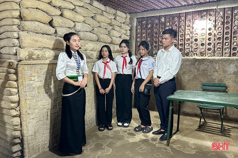 Đại biểu thiếu nhi Hà Tĩnh tham quan di tích hầm tướng Đờ Cát az5379948532105_1804717c7069798f8e23b94972283d9f.jpg