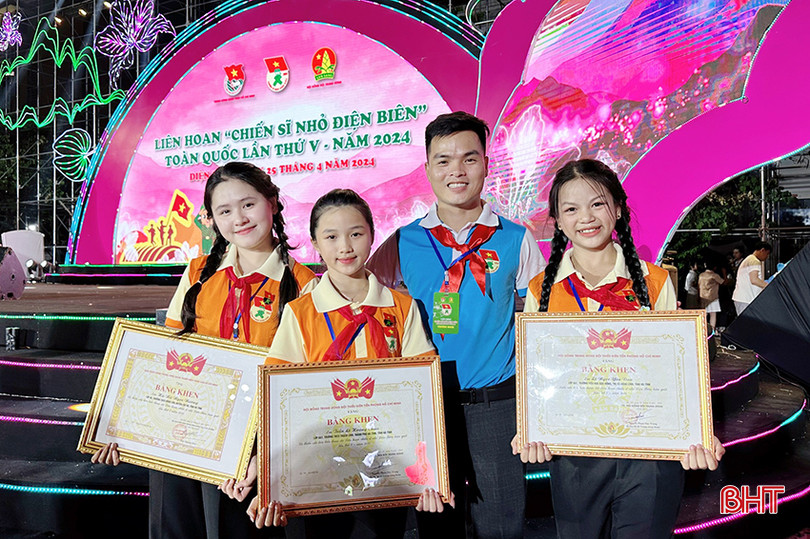 Hà Nữ Ngọc Nương (ngoài cùng bên trái), Trần Lê Hoàng Châu (ở giữa) và Lê Ngọc Yên Đan (ngoài cùng bên phải) chụp ảnh tại lễ tuyên dương. az5383534785386_e5cd045dc92f7fbfb967e7b8e57f067d.jpg