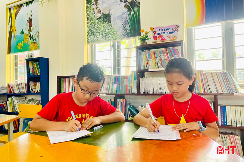 Thái Bảo Ngọc và các bạn Trường Tiểu học thị trấn Phố Châu (huyện Hương Sơn) viết thư gửi các chú bộ đội. az5381317306975_c9e9953172c9aafb866c90df545a2559.jpg