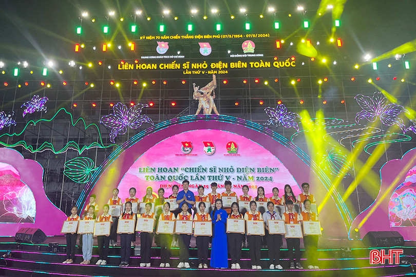 Chương trình tuyên dương "Chiến sĩ nhỏ Điện Biên" toàn quốc được tổ chức tối 25/4 tại TP Điện Biên Phủ. az5383118263887_540c6d460070311a3a7b11e29fd2b033.jpg