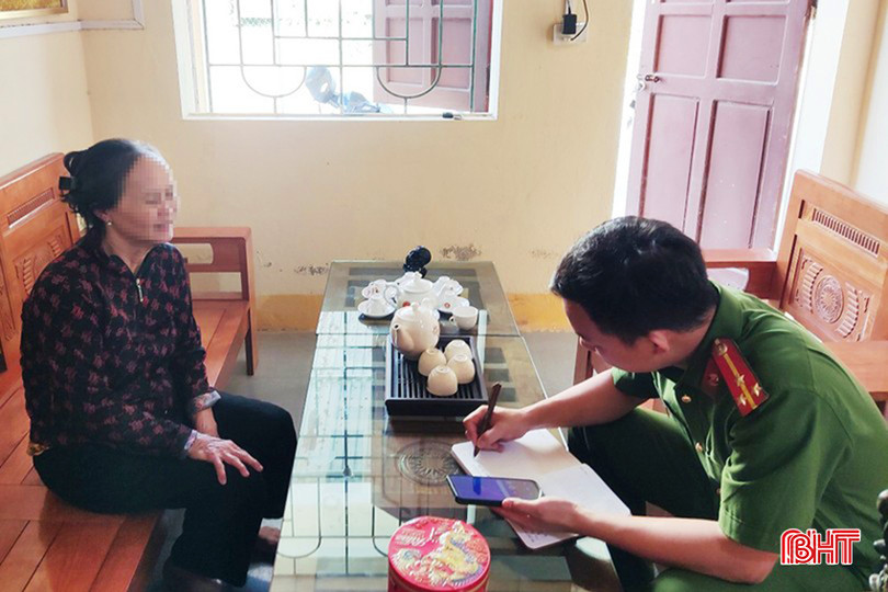 Bà N.T.N. tới Công an xã Sơn Lộc trình báo sự việc. lua-dao-qua-mang-3.jpg