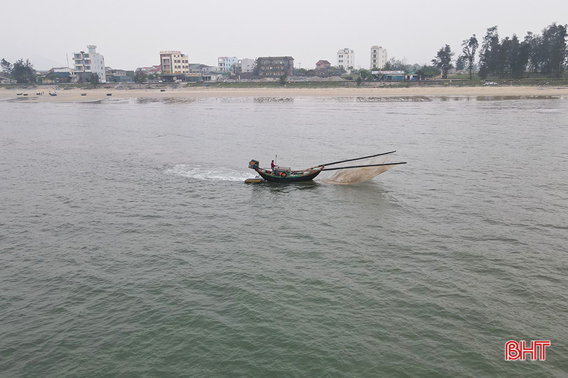 Nước biển đã trong xanh trở lại và ngư dân ra khơi đánh bắt cá bình thường. bien-ha-tinh02.jpg