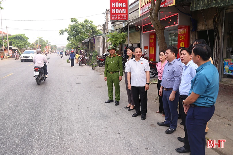 Đoàn kiểm tra khu vực đường ven biển trước chợ Cương Gián.