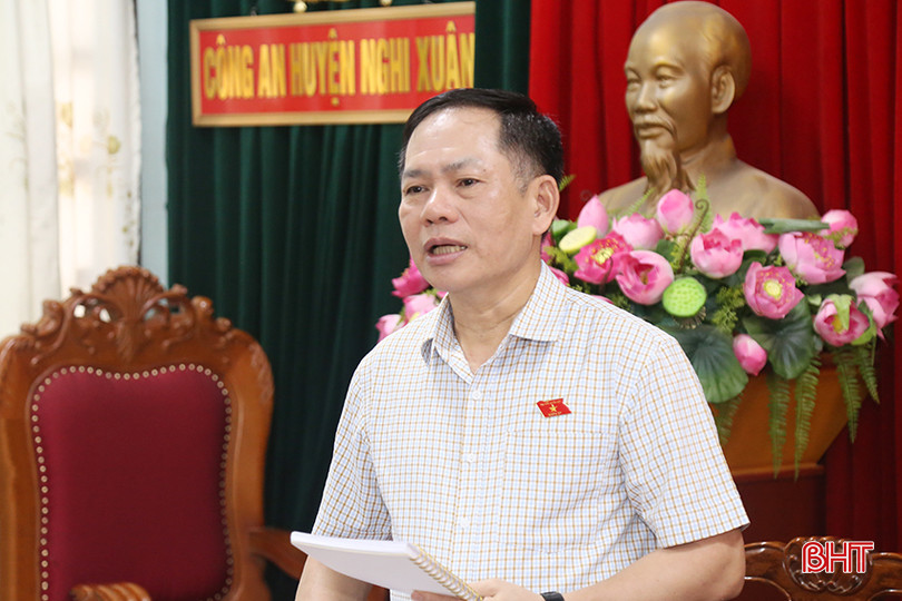 Phó Trưởng đoàn chuyên trách Đoàn ĐBQH tỉnh Trần Đình Gia phát biểu tại cuộc làm việc. an-toan-giao-thong-7.jpg