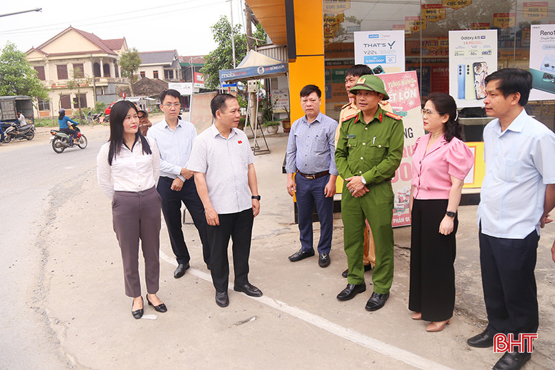 Đoàn ĐBQH tỉnh kiểm tra tình hình giao thông ở ngã tư giao đường ven biển Hà Tĩnh với đường liên xã ở xã Cổ Đạm, huyện Nghi Xuân. an-toan-giao-thong-8.jpg