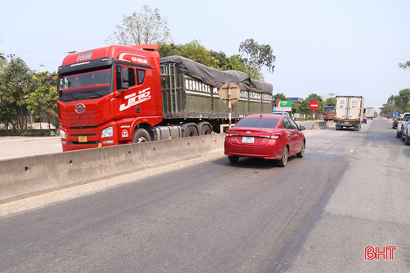 Nhiều vị trí, đoạn tuyến trên quốc lộ 1 đoạn Nam Bến Thủy tới Bắc tránh TP Hà Tĩnh đã được sửa chữa. quoc-lo-4.jpg