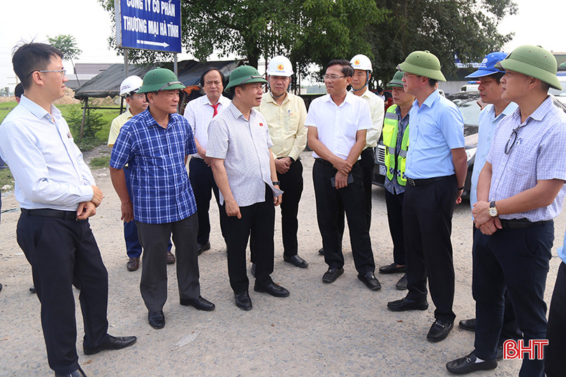 Đoàn kiểm tra hiện trạng vòng xuyến Thạch Long - nút giao giữa quốc lộ 1 với quốc lộ 15B. quoc-lo-8.jpg
