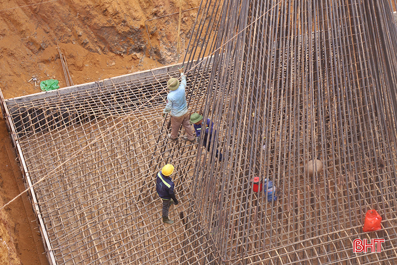 Công nhân giằng néo cốt thép trước khi đổ bê tông móng trụ. duong-dien-500kv-6.jpg
