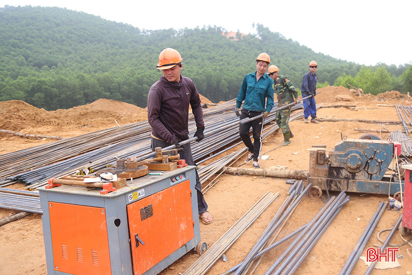 Dù gặp nhiều khó khăn nhưng công nhân luôn nỗ lực thi công, đảm bảo dự án đường dây 500kV mạch 3 qua Hà Tĩnh luôn đúng tiến độ. duong-dien-500kv-2.jpg